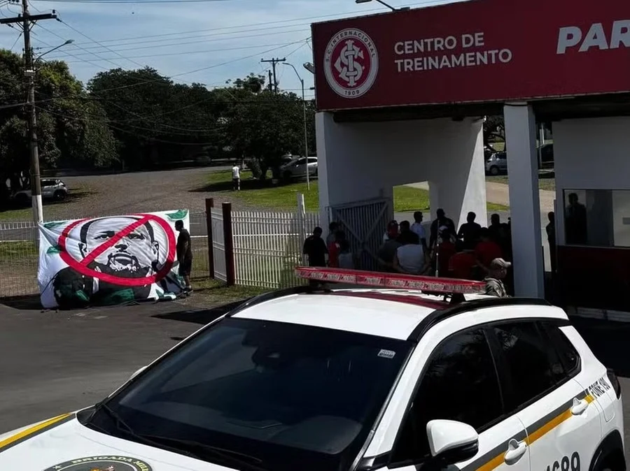Protestos no Beira-Rio miram Barcellos após início turbulento do Inter no Brasileirão