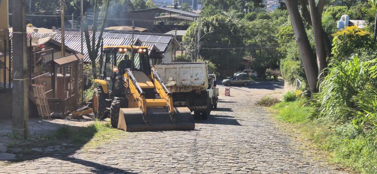 Obras de drenagem provocam alterações no trânsito em dois pontos de Caxias do Sul