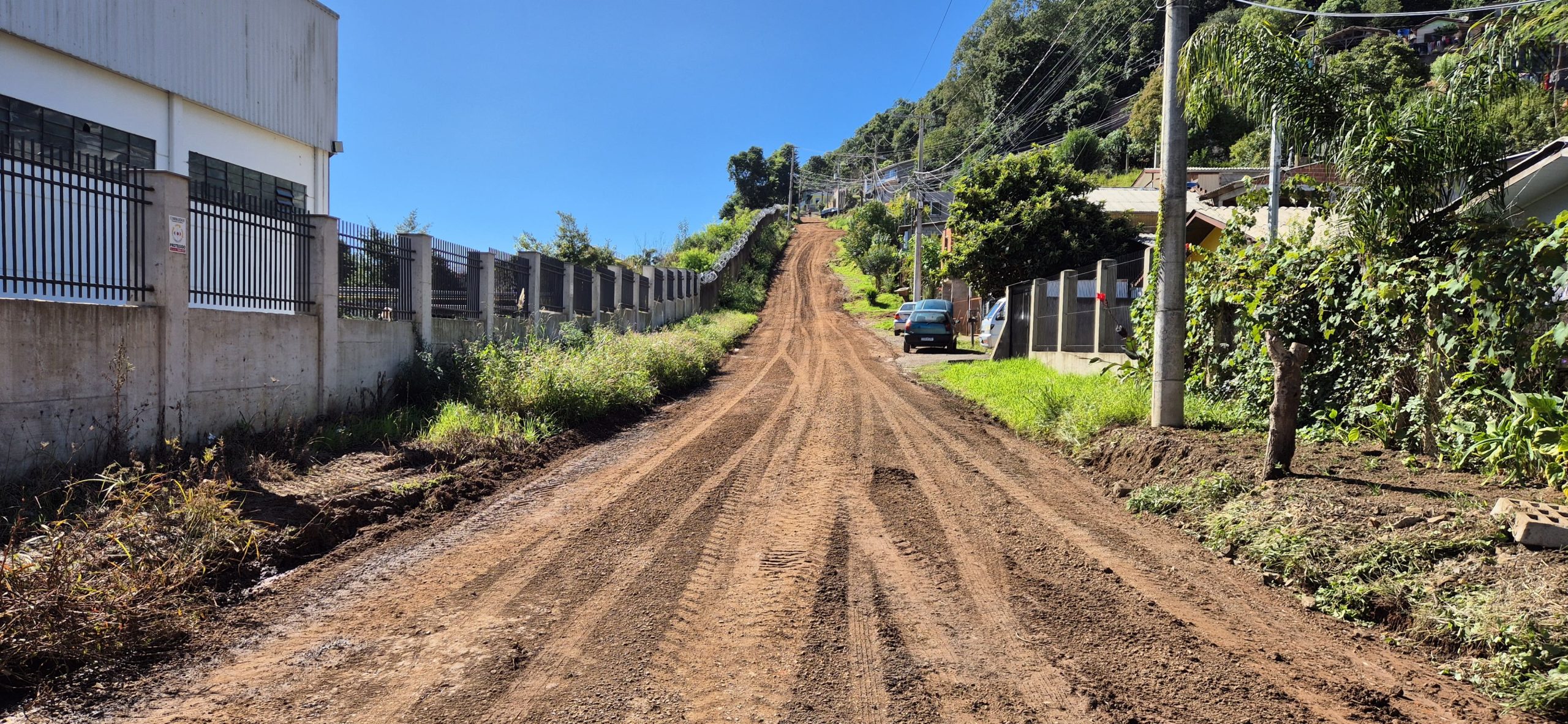Prefeitura de Caxias do Sul intensifica manutenção viária no bairro Canyon com ações de patrolamento e drenagem