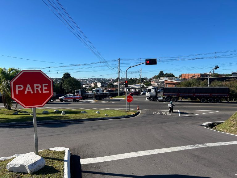 Secretaria de Trânsito conclui instalação de semáforos na rótula da Brinox, na RS-122