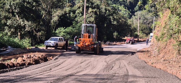 Obra na Estrada Claudino Antônio da Costa, em Caxias do Sul avança para aplicação da base e mantém trânsito em pare e siga