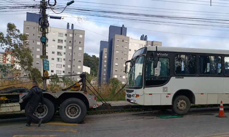 Secretaria de Trânsito de Caxias do Sul flagra ônibus fazendo transporte de fretamento clandestino