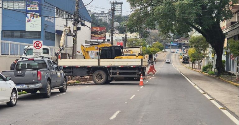 Secretaria de Obras de Caxias do Sul executa obra de manutenção na Rua Sinimbu, nas proximidades da BR-116, nesta quinta-feira