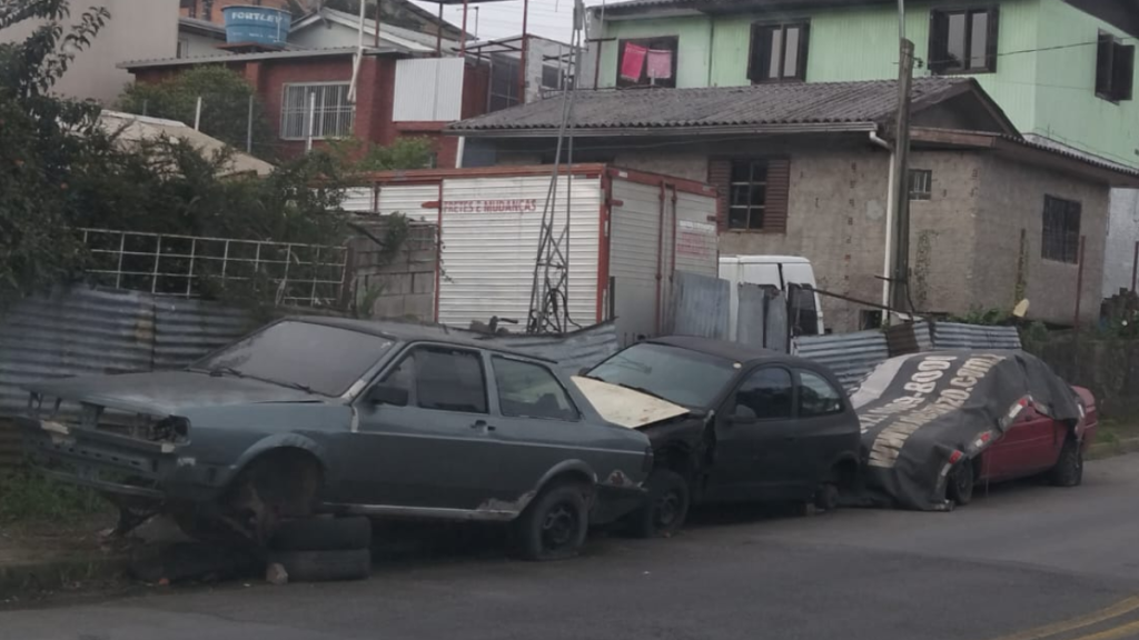Caxias Mais Limpa remove veículos abandonados; veja como denunciar