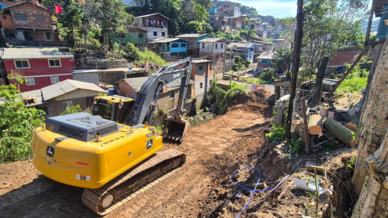 Obras de contenção são iniciadas na Rua Domingos Soldera, no bairro Planalto