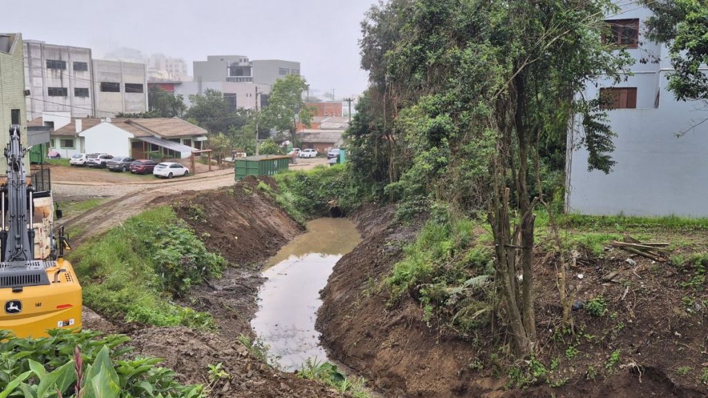 SMO realiza manutenção de canais pluviais e recupera estrada danificada pelas chuvas em Caxias do Sul