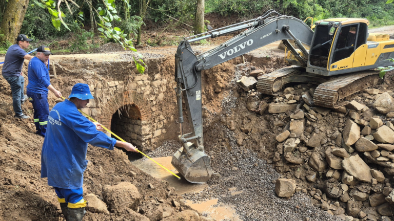 Secretaria de Obras amplia travessia de arroio na Estrada José Dani, no Desvio Rizzo